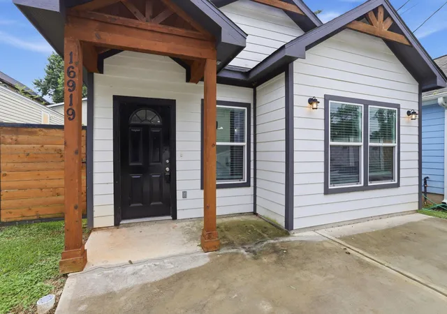 Photo 3 of Single family home for sale at 16919 Balmoral, Montgomery, TX 77316 | MLS# 46835960 | Listing updated on 2026-08-27