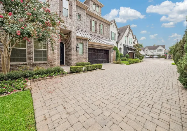 Photo 2 of Single family home for sale at 1710 Cornelius Tr Loop, Houston, TX 77055 | MLS# 90848866 | Listing updated on 2026-09-19