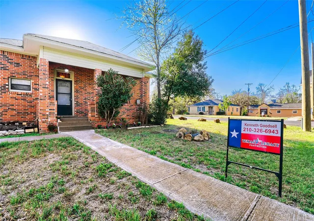 Photo 3 of Single family home for sale at 208 N Ave B, Elgin, TX 78621 | MLS# 83325891 | Listing updated on 2026-07-22