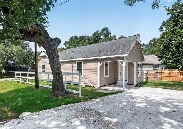 2nd image of 106 S 9th St, Houston, TX 77562 | MLS# 21333230