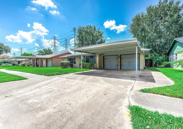 Photo 2 of Single family home for sale at 902 S Kaufman Dr, Deer Park, TX 77536 | MLS# 41491810 | Listing updated on 2026-10-06