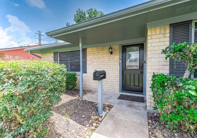 Photo 3 of Single family home for sale at 902 S Kaufman Dr, Deer Park, TX 77536 | MLS# 41491810 | Listing updated on 2026-10-06