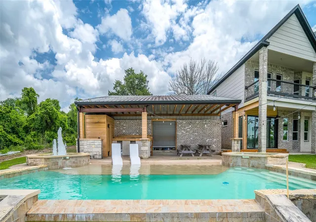 1st image of 206 Elm St, Highlands, TX 77562 | MLS# 37985941