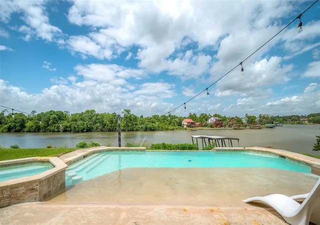 3rd image of 206 Elm St, Highlands, TX 77562 | MLS# 37985941