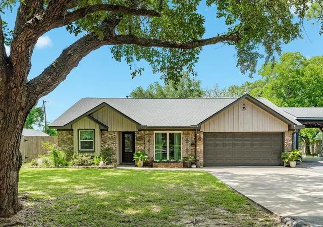 Homes for sale in Angleton, TX | 302 E Bronco Bend St, Angleton, TX 77515 | MLS# 75335751