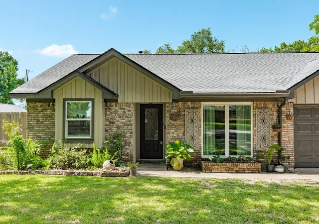 Homes for sale in Angleton, TX | 302 E Bronco Bend St, Angleton, TX 77515 | MLS# 75335751