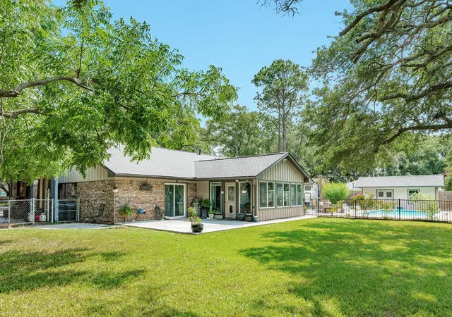 Homes for sale in Angleton, TX | 302 E Bronco Bend St, Angleton, TX 77515 | MLS# 75335751