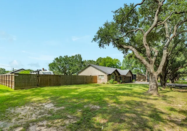 Homes for sale in Angleton, TX | 302 E Bronco Bend St, Angleton, TX 77515 | MLS# 75335751