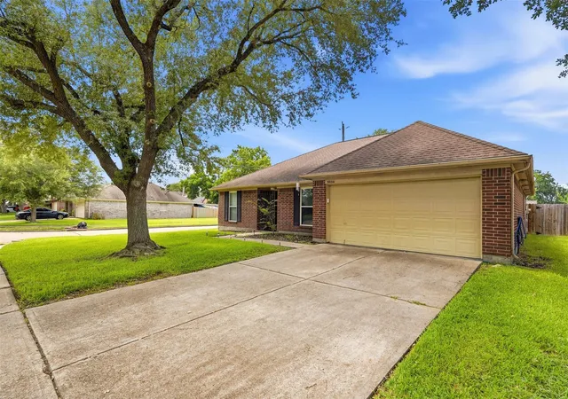Photo 3 of Single family home for sale at 5034 Glenview Dr, La Porte, TX 77571 | MLS# 2357940 | Listing updated on 2026-09-15