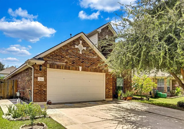 Photo 3 of Single family home for sale at 13903 Fort Nelson Dr, Houston, TX 77083 | MLS# 60596187 | Listing updated on 2026-09-19