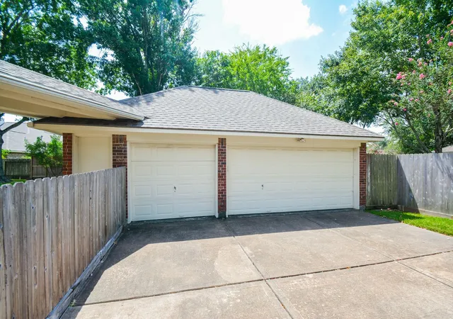 31st image of 705 Eagle Lakes Dr, Friendswood, TX 77546 | MLS# 18829123
