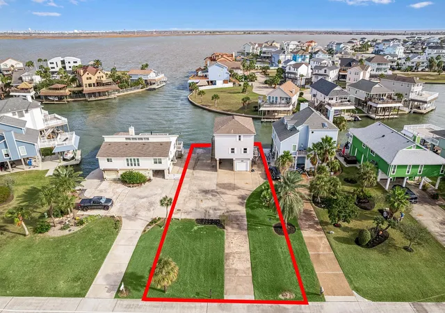 Photo 4 of Single family home for sale at 1814 Tiki Dr, Galveston, TX 77554 | MLS# 84446812 | Listing updated on 2026-04-25