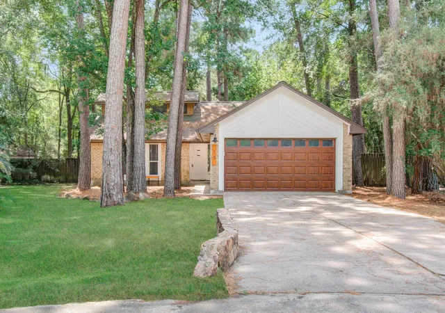 Photo 1 of Single family home for sale at 19 Tremont Woods Ct, The Woodlands, TX 77381 | MLS# 93233262 | Listing updated on 2026-09-06