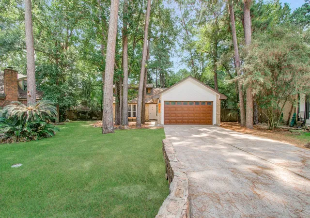Photo 2 of Single family home for sale at 19 Tremont Woods Ct, The Woodlands, TX 77381 | MLS# 93233262 | Listing updated on 2026-09-06