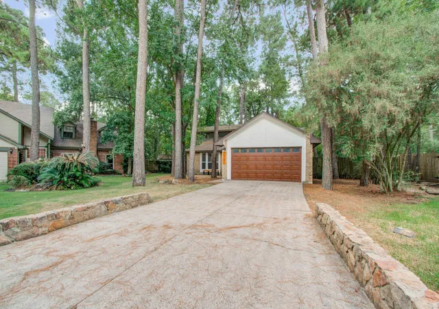 Photo 3 of Single family home for sale at 19 Tremont Woods Ct, The Woodlands, TX 77381 | MLS# 93233262 | Listing updated on 2026-09-24
