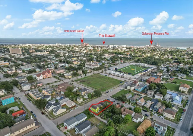 Listing Photo 5 - Condo for sale in building located at 1113 28th St, Galveston, TX 77550