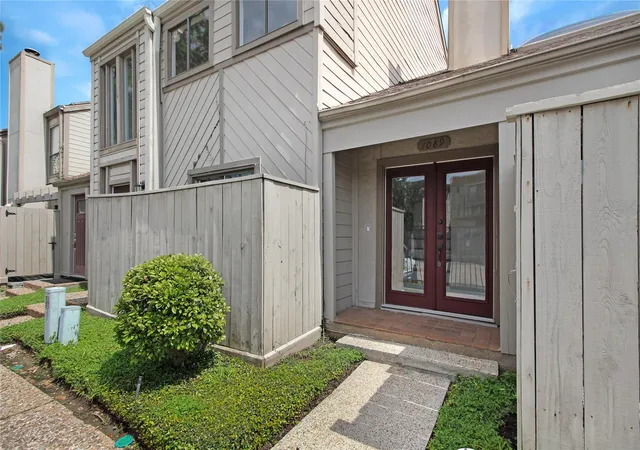 Photo 2 of Townhouse for sale at 1089 Country Pl Dr, Houston, TX 77079 | MLS# 70400820 | Listing updated on 2026-08-25