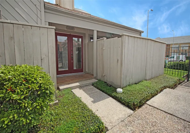 Photo 3 of Townhouse for sale at 1089 Country Pl Dr, Houston, TX 77079 | MLS# 70400820 | Listing updated on 2026-08-25