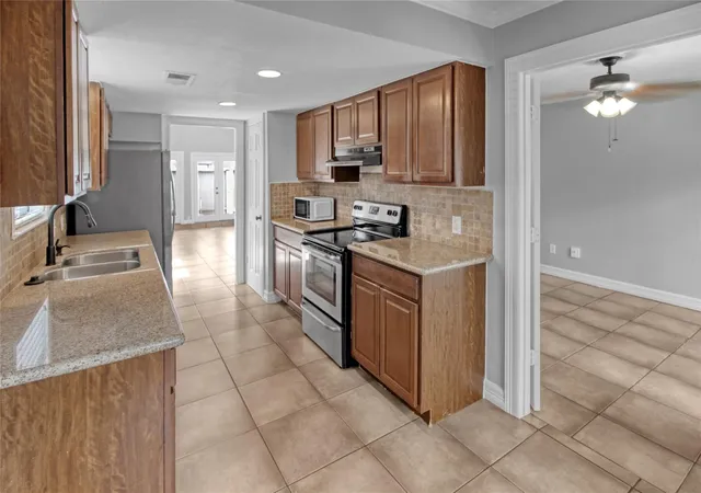 Photo 3 of Townhouse for sale at 1089 Country Pl Dr, Houston, TX 77079 | MLS# 70400820 | Listing updated on 2026-08-25