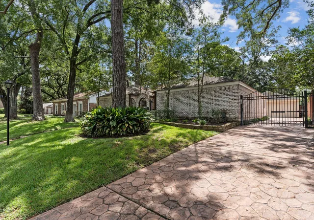 3rd image of 10007 Cedar Creek Dr, Houston, TX 77042 | MLS# 46698367