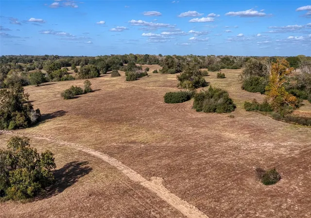Photo 2 of Sale Pending at 6 Creekview Trl, Brenham, TX 77833 | MLS# 3524501 | Listing updated on 2026-07-06