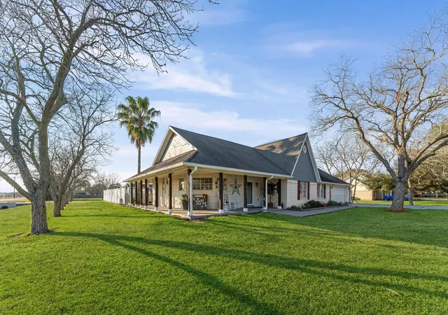 4th image of 1840 Caroline St, Dickinson, TX 77539 | MLS# 41893435