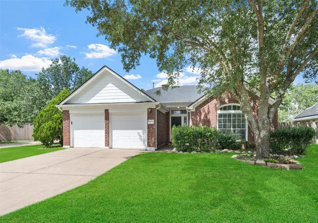 Photo 1 of Single family home for sale at 3806 Vinecrest Dr, Pearland, TX 77584 | MLS# 22762801 | Listing updated on 2026-09-23