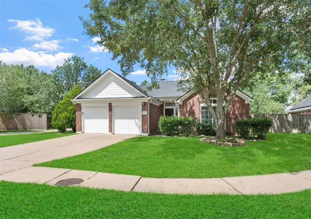 Photo 2 of Single family home for sale at 3806 Vinecrest Dr, Pearland, TX 77584 | MLS# 22762801 | Listing updated on 2026-09-23