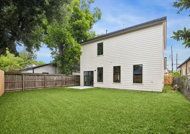 32nd image of 125 N Sidney St, Houston, TX 77003 | MLS# 54297661