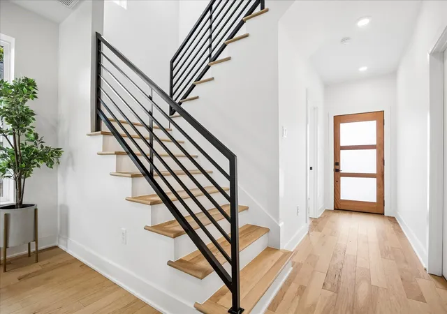 3rd image of 125 N Sidney St, Houston, TX 77003 | MLS# 54297661