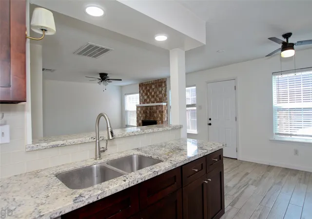 Photo 4 of Townhouse for sale at 11568 S Kirkwood Rd, Houston, TX 77477 | MLS# 5238373 | Listing updated on 2026-09-01