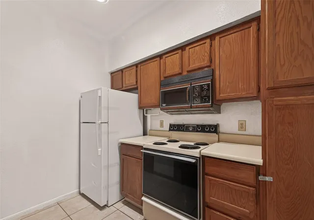 4th image of 2121 El Paseo, Houston, TX 77054