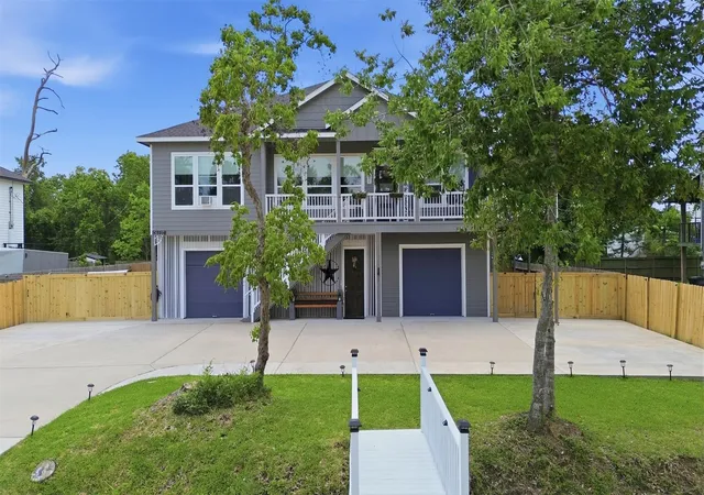 Photo 2 of Single family home for sale at 613 Oakdale St, La Porte, TX 77571 | MLS# 65798965 | Listing updated on 2026-09-10