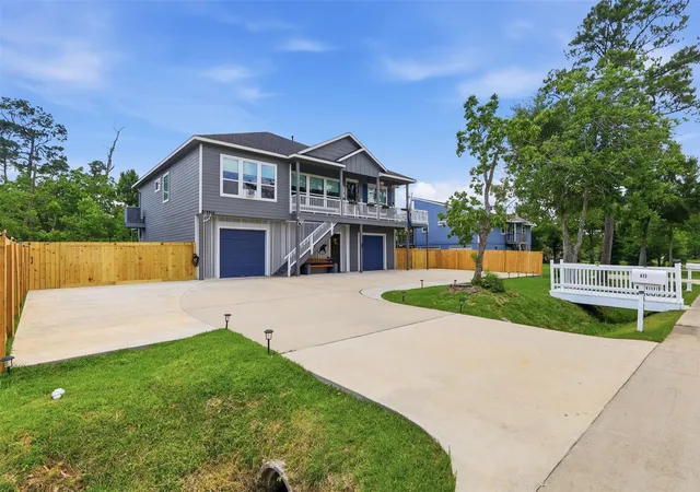 Photo 3 of Single family home for sale at 613 Oakdale St, La Porte, TX 77571 | MLS# 65798965 | Listing updated on 2026-09-10
