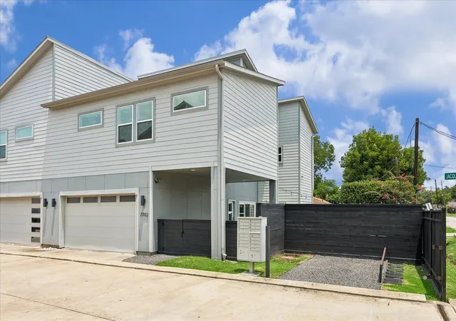Townhouse for sale at 7702 Jacquelyn Oaks Rd, Houston, TX 77055 | MLS# 14947457