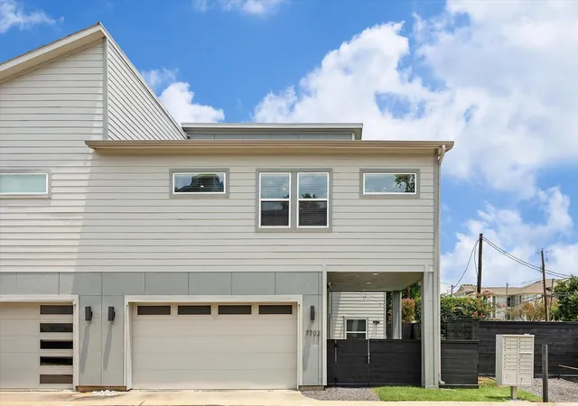 Photo 3 of Townhouse for sale at 7702 Jacquelyn Oaks Rd, Houston, TX 77055 | MLS# 14947457 | Listing updated on 2026-09-20