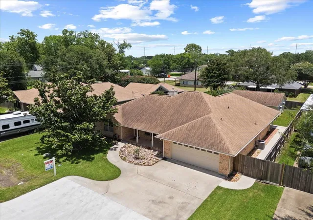 3rd image of 607 Sharondoah Dr, Highlands, TX 77562 | MLS# 33974344
