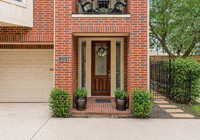 Photo 1 of Townhouse for sale at 1010 Studer St, Houston, TX 77007 | MLS# 35150968 | Listing updated on 2026-09-24