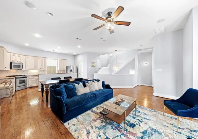 Photo 3 of Townhouse for sale at 1010 Studer St, Houston, TX 77007 | MLS# 35150968 | Listing updated on 2026-09-24