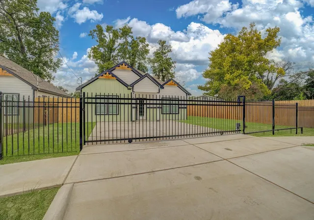 Photo 3 of Single family home for sale at 5919 Rietta St, Houston, TX 77016 | MLS# 98994361 | Listing updated on 2026-08-30