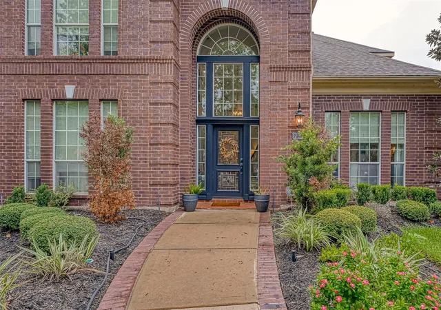 Photo 3 of Single family home for sale at 7707 Stone Arbor Dr, Sugar Land, TX 77479 | MLS# 36641001 | Listing updated on 2026-08-20
