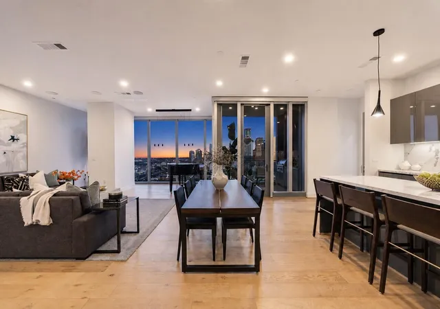 3rd image of 1711 Allen Pkwy #2705, Houston, TX 77019 | MLS# 19438760