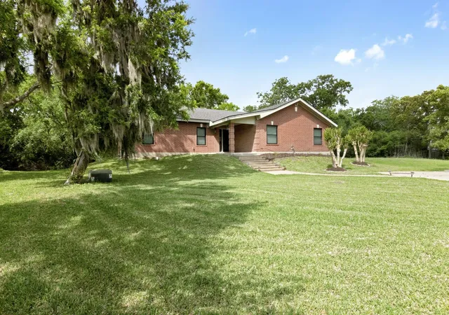 Photo 3 of Sale Pending at 5366 Appleblossom Ln, Friendswood, TX 77546 | MLS# 20815693 | Listing updated on 2026-09-19