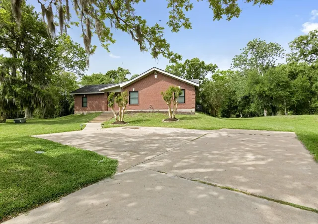 Photo 4 of Sale Pending at 5366 Appleblossom Ln, Friendswood, TX 77546 | MLS# 20815693 | Listing updated on 2026-09-19