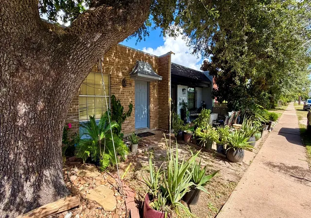 Homes for sale in Houston, TX | 1405 Shadowdale Dr #12, Houston, TX 77043 | MLS# 56730126