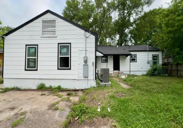 Photo 3 of Townhouse for sale at 2565 Pecos St, Beaumont, TX 77702 | MLS# 40130463 | Listing updated on 2026-08-26