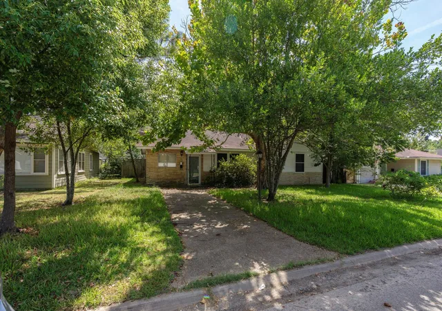 Photo 4 of Sale Pending at 104 Britton Dr, Silsbee, TX 77656 | MLS# 71699485 | Listing updated on 2026-09-27