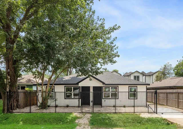 Multi family home for sale at 306 E 40th 1/2 St, Houston, TX 77018 | MLS# 48496571