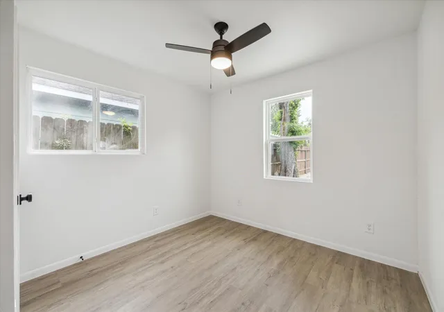 Listing Photo 4 - Condo for sale in building located at 306 E 40th 1/2nd St, Houston, TX 77018