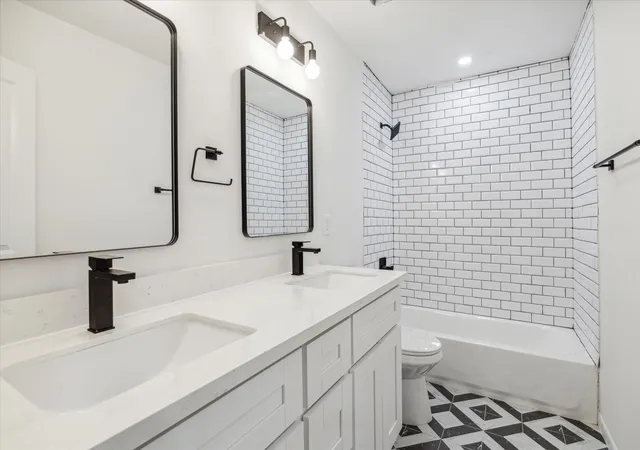 Listing Photo 5 - Condo for sale in building located at 306 E 40th 1/2nd St, Houston, TX 77018